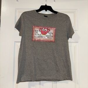 Les Camisetes Junior Gray T-Shirt with Owl Design Con Las Plumas - Size L 🩶